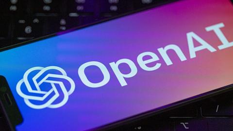 هل ستقوم Openai ببناء هاتف ذكي خاص بها يعمل